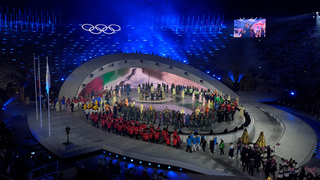 Dva týždne športu a emócií uzavrel ceremoniál. Olympijský oheň v Taliansku zhasol, štafetu preberajú Francúzske Alpy