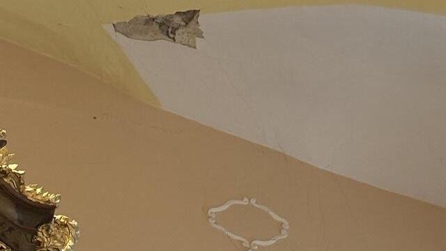 poškodený kostol, Báč