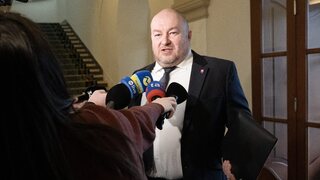 Kauza mobilov otriasa futbalom. Rezort športu ponúka SFZ pomocnú ruku, no zväz podľa ministra strčil hlavu do piesku