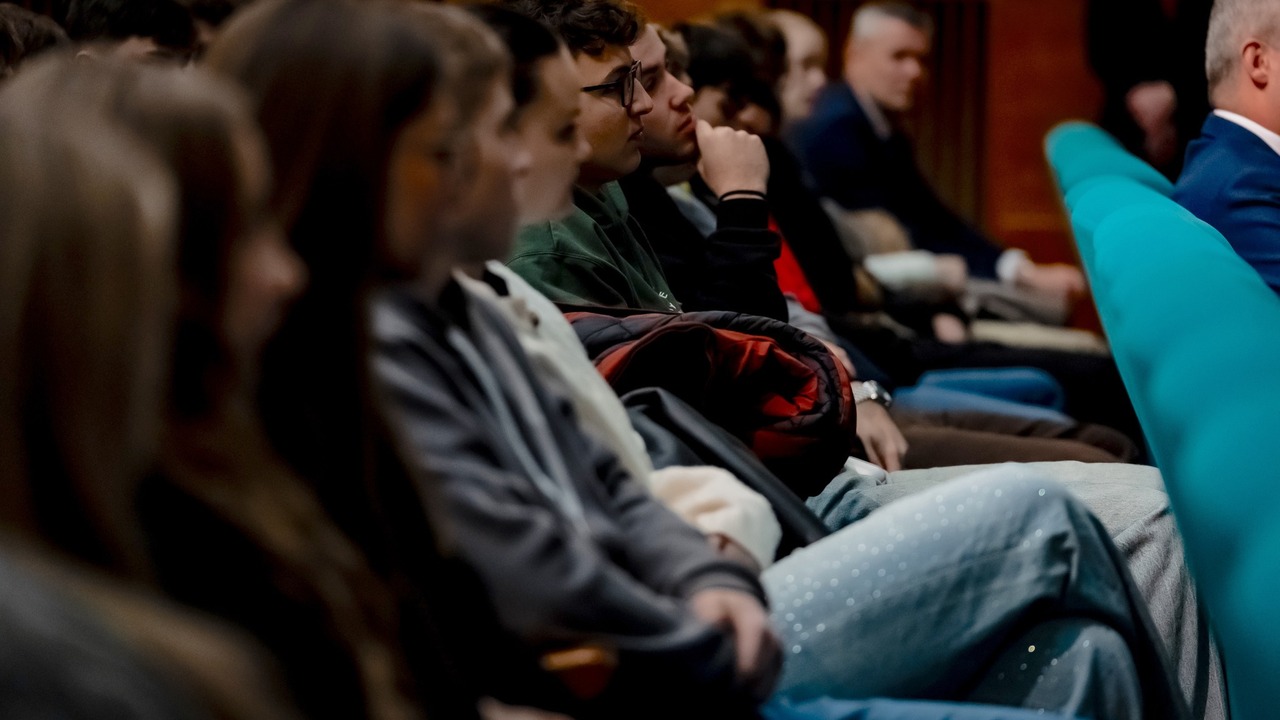 študenti žiaci škola prednáška