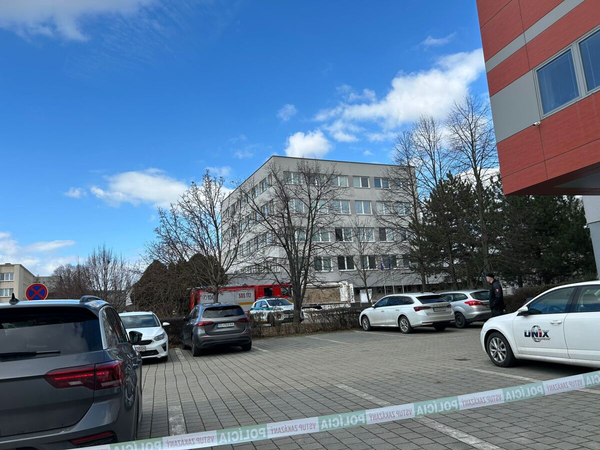 pád strechy Komárno klientske centrum