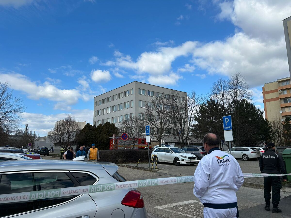 pád strechy Komárno klientske centrum