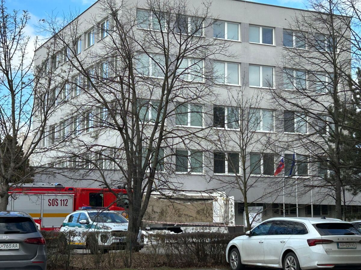 pád strechy Komárno klientske centrum