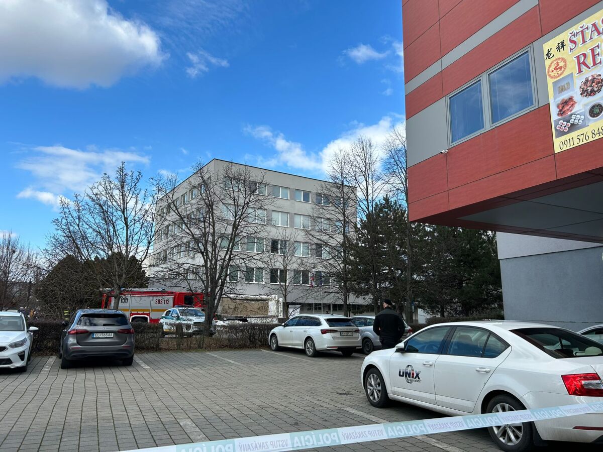 pád strechy Komárno klientske centrum