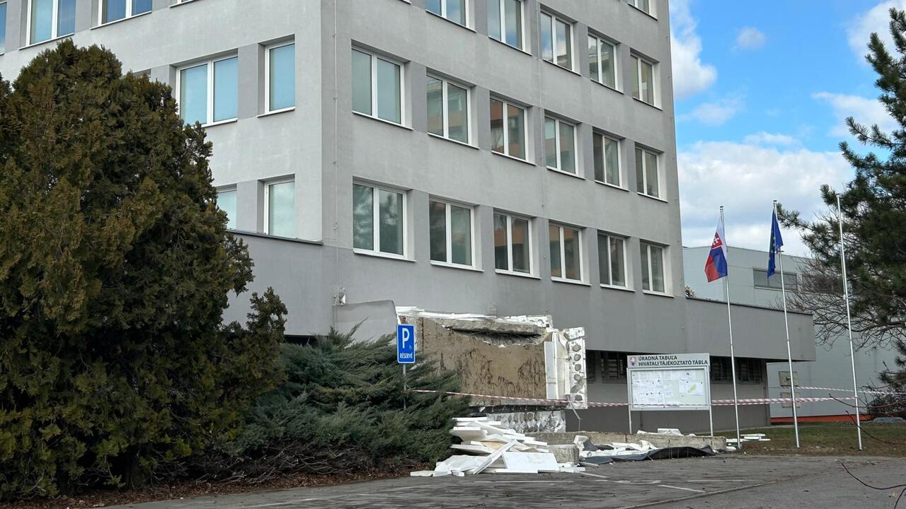 pád strechy Komárno klientske centrum