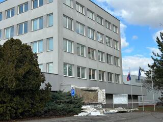 pád strechy Komárno klientske centrum