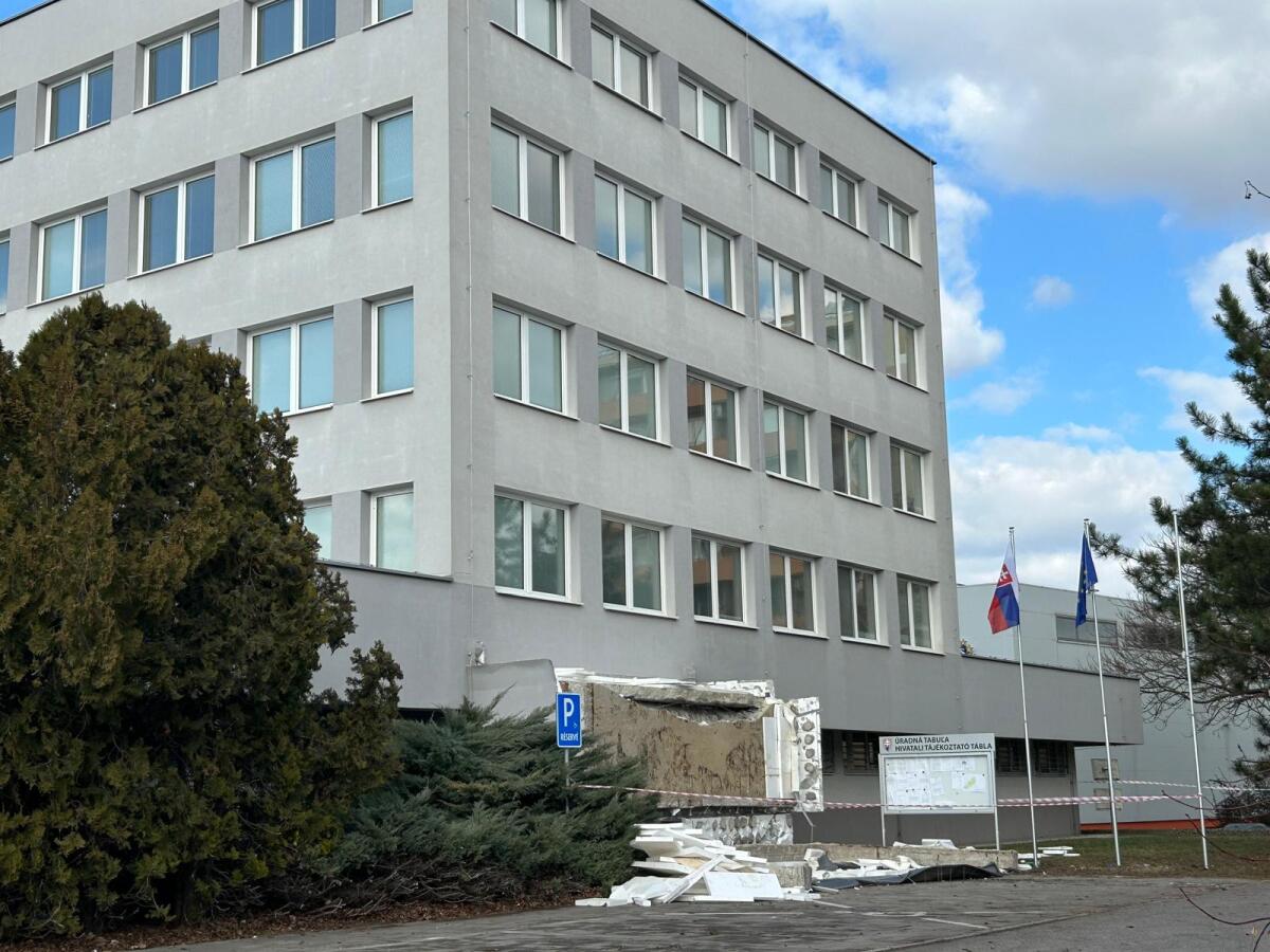 pád strechy Komárno klientske centrum