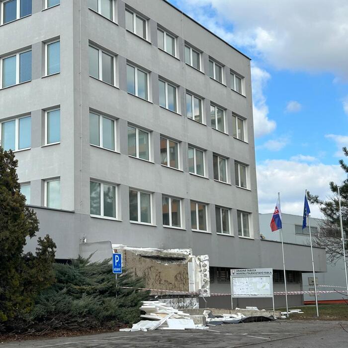 pád strechy Komárno klientske centrum