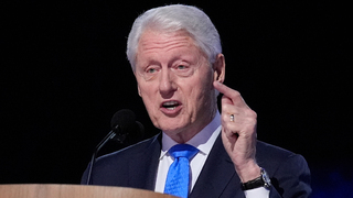 Exprezident USA Clinton bude svedčiť o Epsteinovi. Jeho manželka tvrdí, že o zločinoch nevedel