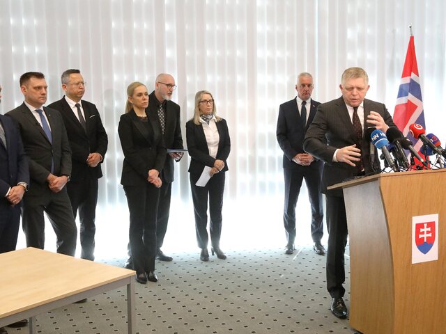 Vláda chce obnoviť výrobu v Slovalcu do roku 2027. Fico v Žiari nad Hronom podpísal memorandum o reštarte hlinikárne