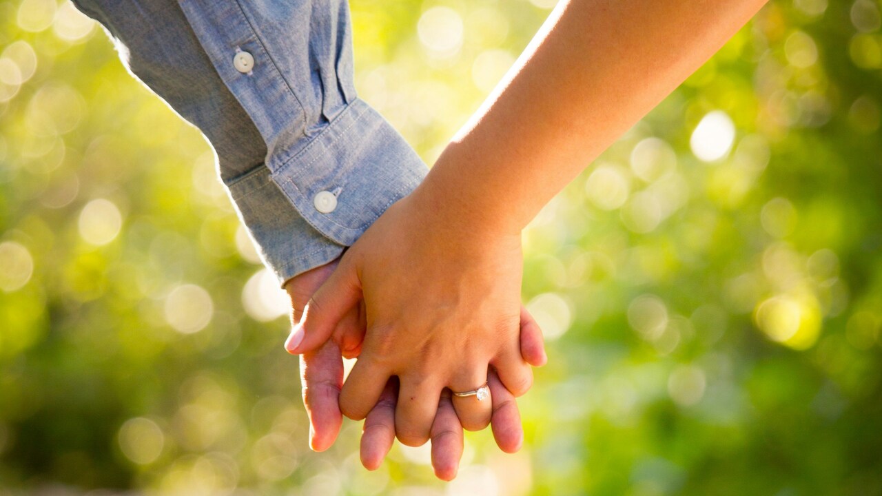 držanie sa za ruky.jpg