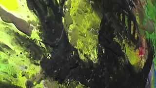 V Bratislave vznikla výstava, ktorá oslavuje silu farieb, emócií a spontánnej tvorby. Na čo sa môžete tešiť?