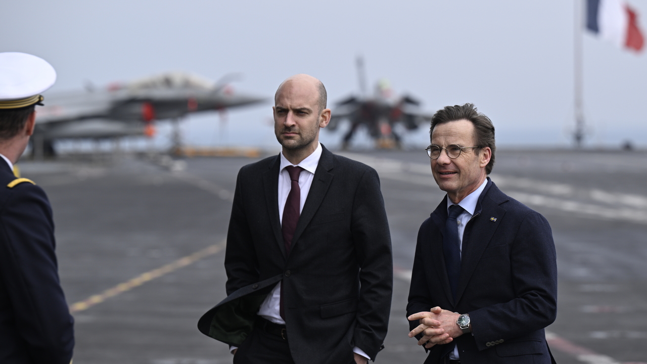 Francúzsky minister zahraničných vecí Jean-Noel Barrot a švédsky premiér Ulf Kristersson (vpravo)
