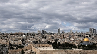 Bezodkladne opustite Izrael. Ministerstvo zahraničia varuje Slovákov pred eskaláciou a odporúča pozemné hranice