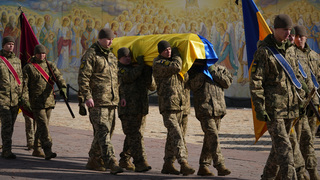 Rusko-ukrajinský konflikt si vyžiadal obete na oboch stranách. Po nálete dronov došlo k požiaru rafinérie