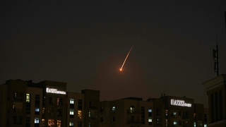 VIDEO: Jedno z najrušnejších letísk na svete je po „incidente“ poškodené. Trosky zasiahli aj ikonický dubajský hotel