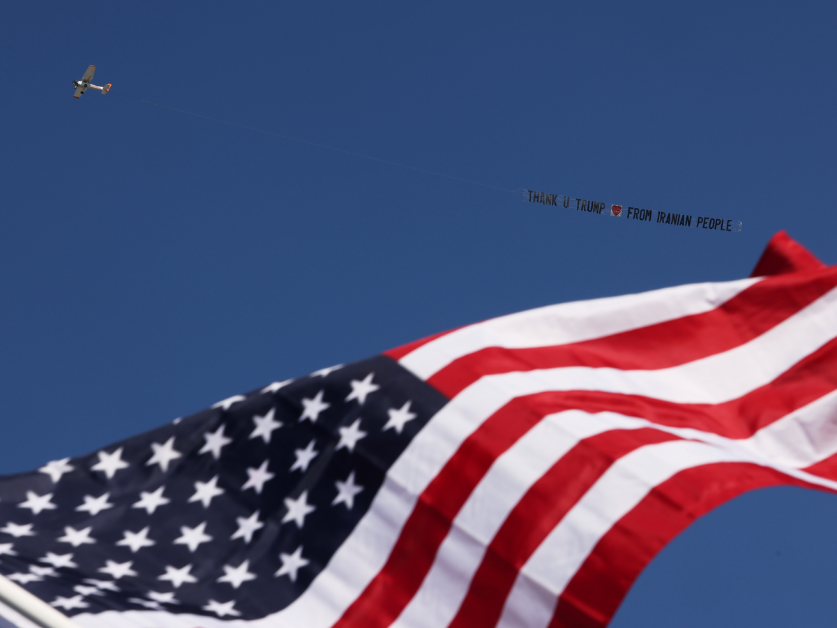 usa americka vlajka S ODKAZOM PRE TRUMPA POZOR
