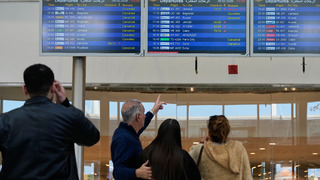 Tisíce pasažierov zostali po uzavretí neba v Dubaji. Emiráty oznámili, že pokryjú aj ich hotelové účty