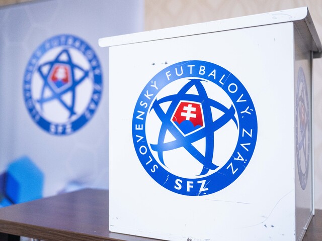 Ministerstvo športu dočasne zastavilo peniaze pre SFZ. Rezort chce preveriť kroky zväzu pri dodávke mobilov