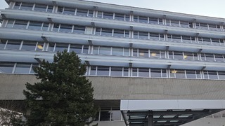 Akcia „Rozlúčka“: Polícia zadržala dvoch pracovníkov daňového úradu. Obvinení sú z prijímania úplatkov