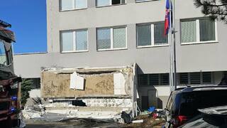 Pád prístrešku v Komárne: Tragédia má druhú obeť. Miestna škola svoj zbúra preventívne, nechce ohroziť žiakov