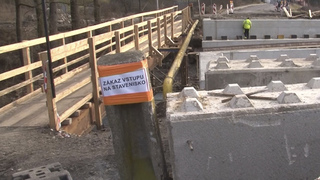 Most bol taký skorodovaný, že ho museli odstrániť. Časť ľudí je odrezaná od sveta, autobusy nejazdia