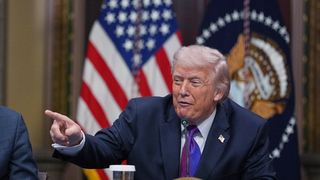 Otvorte ten prieliv, vy šialení bastardi. Utorok bude deň elektrární a mostov, varuje Trump Teherán