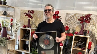 Legenda slovenskej hudby boduje. Rišo Müller získal dvojplatinovú platňu za album Slovenská strela