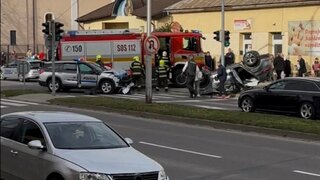 Nehoda policajtov Michalovciach: Po zrážke s autom skončili traja ľudia v nemocnici