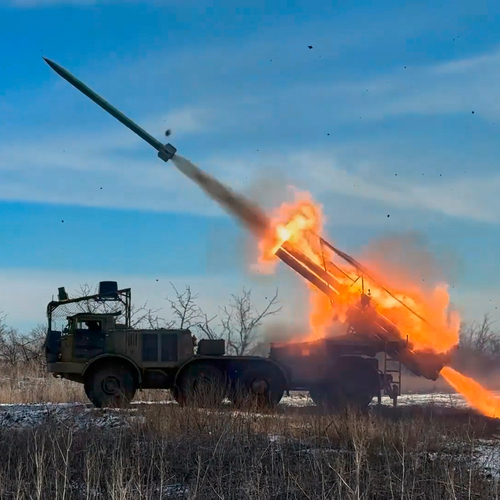 rusko Na tomto zábere z videa, ktoré v piatok 6. marca 2026 poskytla tlačová služba ruského ministerstva obrany, ruské samohybné viacnásobné raketomety strieľajú na ukrajinské pozície. 