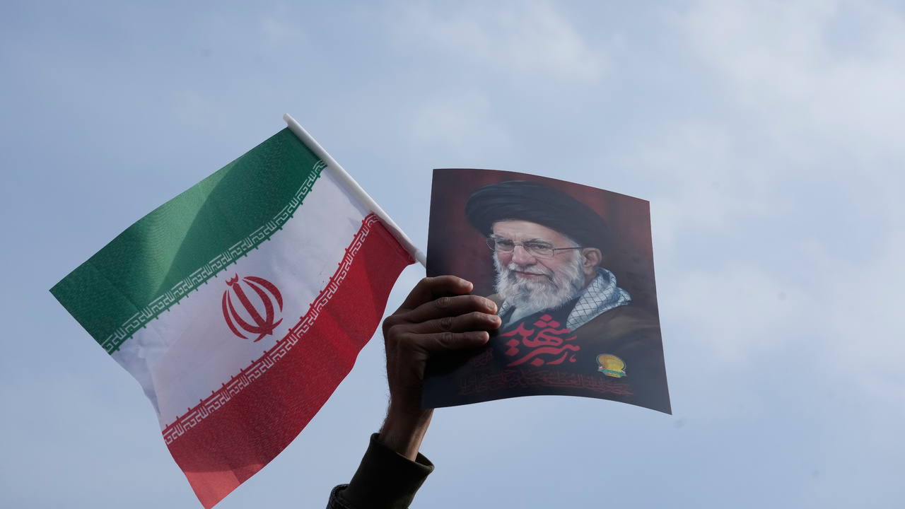 iranska vlajka s obrazom ajatollaha ali chamenei