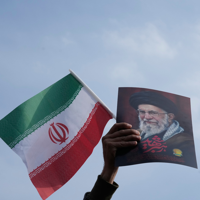 iranska vlajka s obrazom ajatollaha ali chamenei
