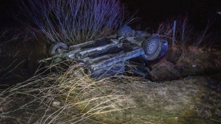 Nočná jazda mladistvých skončila nehodou. Auto riadil 14-ročný chlapec, dve spolujazdkyne skončili s vážnymi zraneniami