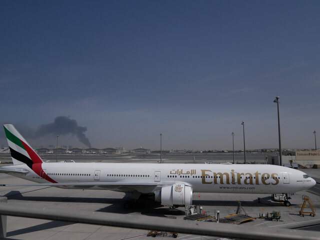 Útoky na Dubaj neutíchajú. Pád dvoch dronov v blízkosti letiska zranil štyroch ľudí, Irán v odvete stupňuje ofenzívu
