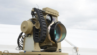 Prišla definitívna odpoveď na roje dronov? Technológia ako zo sci-fi sľubuje neutralizáciu hrozieb bez jedinej rakety