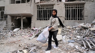 „Prečo musíme zažívať takú hrôzu v najlepších rokoch?“ Mladí Iránci hľadajú spôsoby, ako žiť aj pod padajúcimi raketami