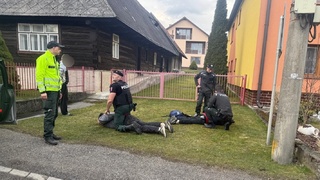 Výbuch bankomatu spustil policajnú naháňačku na severe Slovenska. Zadržali trojicu podozrivých 