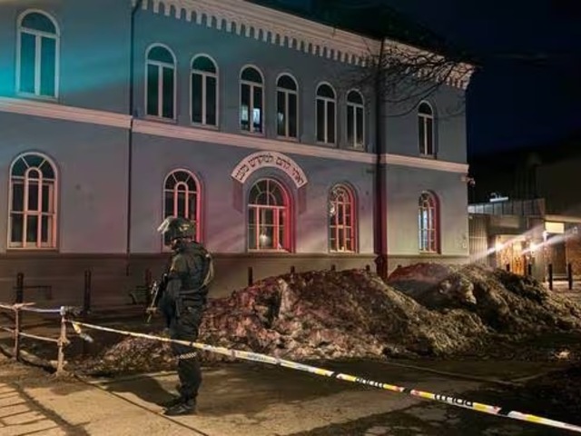 Policajný zásah pri synagóge v nórskom Trondheime. Na mieste bolo množstvo hliadok, zadržali jednu osobu