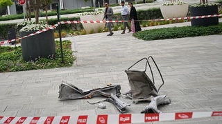 Výbuchy v centre Dubaja. Protivzdušná obrana zachytila útok, trosky dopadli na budovy v srdci mesta