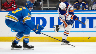 NHL: St. Louis Blues pokračujú v úspešnej sérii a zdolali Edmonton Oilers. Dvorský duel sledoval z tribúny