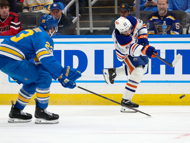 NHL: St. Louis Blues pokračujú v úspešnej sérii a zdolali Edmonton Oilers. Dvorský duel sledoval z tribúny