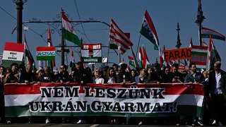 Budapešť zažíva súboj titanov. Orbán aj Magyar zvolali do ulíc státisíce ľudí, aby ukázali silu pred aprílovými voľbami