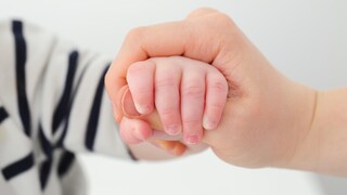 Štát spustil pomoc pre jednorodičov. O komplexné poradenstvo a peniaze požiadalo už takmer 4-tisíc osamelých rodičov