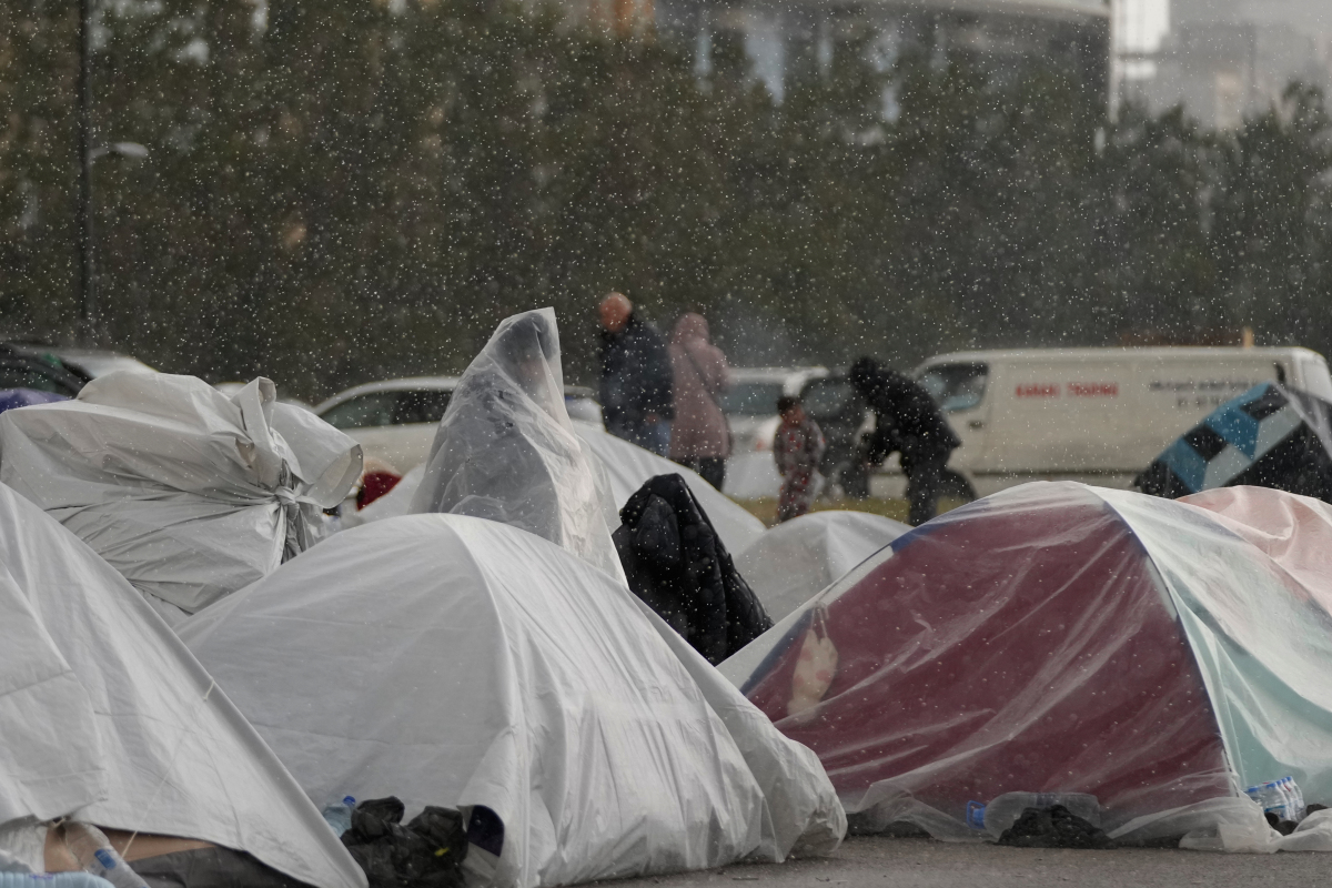 V Libanone dnes (15. 3.) prší. Vysídlení Libanončania spia v stanoch.