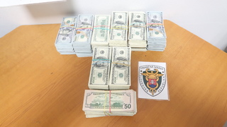 Mali to byť len cigarety. Colníci rozobrali palubnú dosku auta a našli takmer pol milióna dolárov