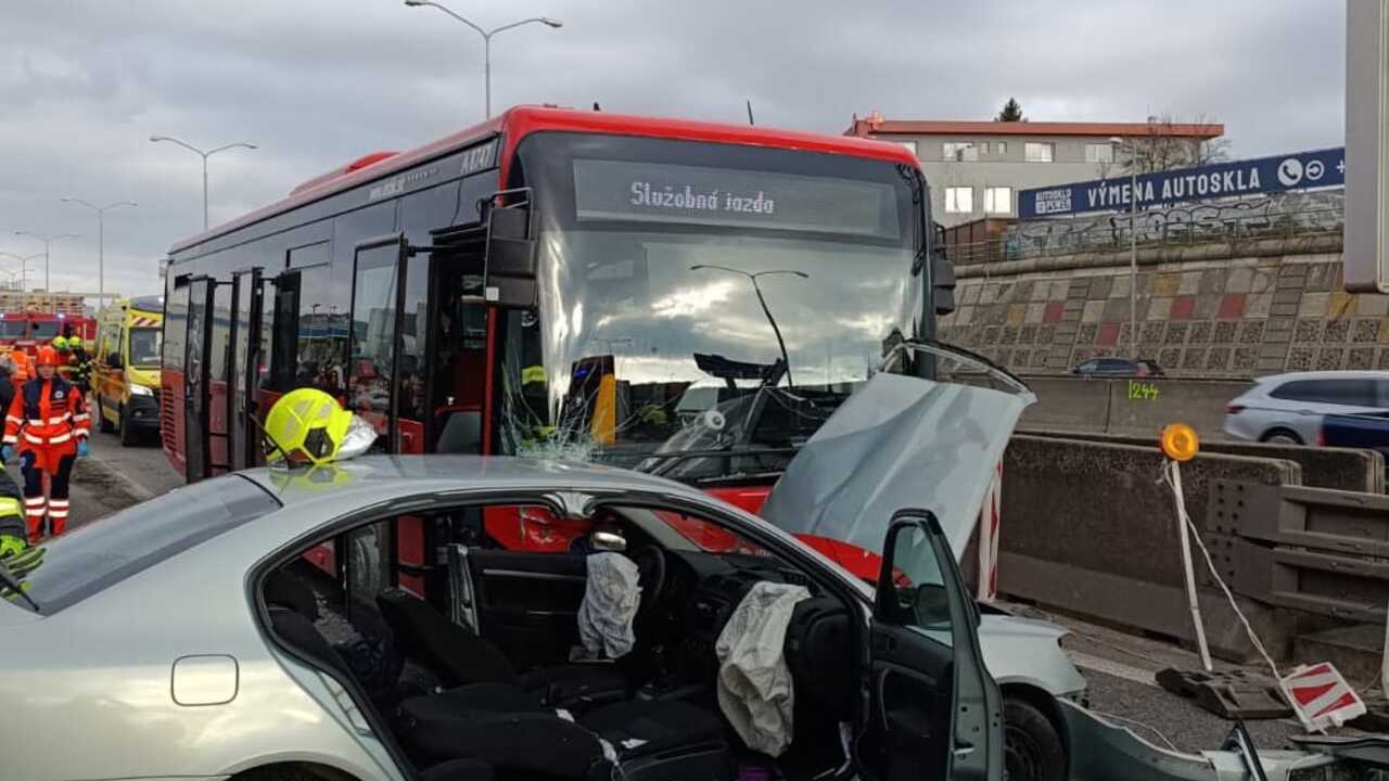 nehoda autobus zrážka auto