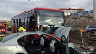 Nehoda pri Patrónke v Bratislave: Autobus so 70 ľuďmi narazil do auta, viaceré spoje meškali