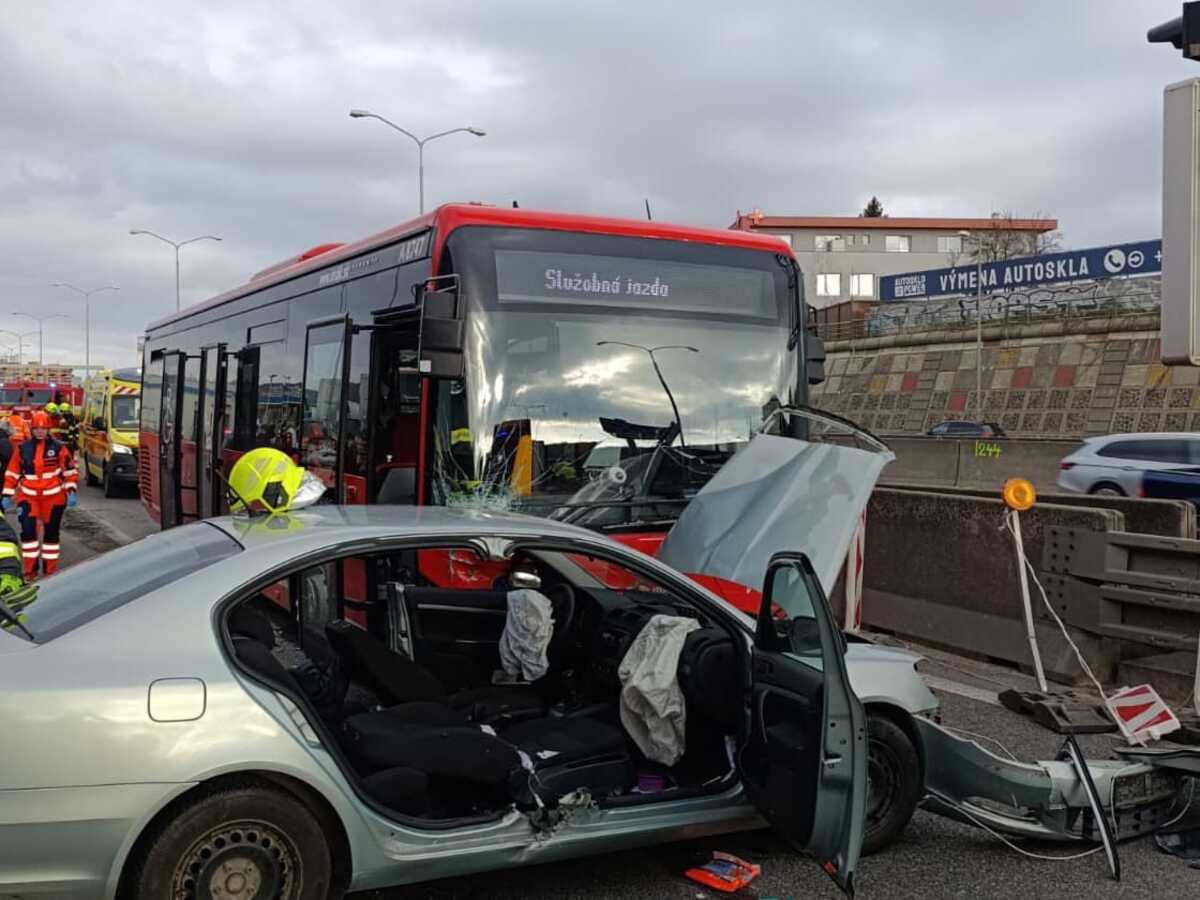 nehoda autobus zrážka auto