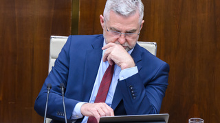 Po dlhej pauze sa parlament mení na bojisko. Výbor k odvolaniu Gašpara neotvorili, on ani neprišiel