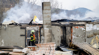 Tragický požiar v rómskej osade v Mirkovciach. Jedno dieťa uhorelo, dve sú v kritickom stave